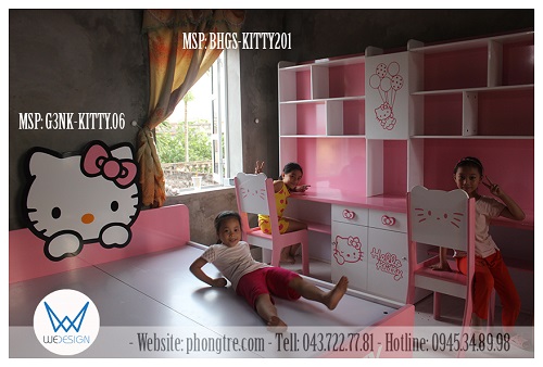 Bàn học đôi và giường Hello Kitty của 2 bé Hương và Su