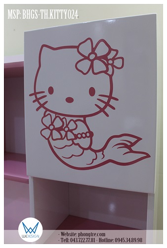 Chi tiết trang trí Hello Kitty sơn đường viền hồng tạo hình trên cánh tủ giá sách của bàn học
