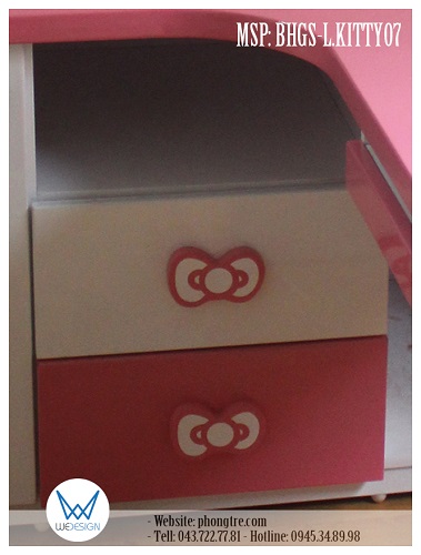 Hai ngăn kéo của dưới bàn sơn 2 màu trắng và hồng đều sử dụng tay nắm nơ Hello Kitty