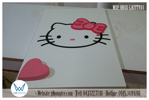 Chi tiết trang trí Mèo Hello Kitty đeo nơ công chúa và tay nắm trái tim trên cánh tủ giá sách