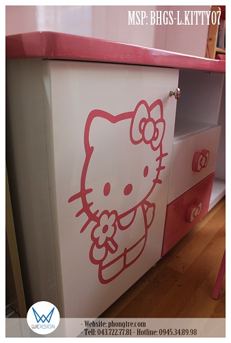Cánh tủ dưới mặt bàn được trang trí Hello Kitty cầm hoa dễ thương