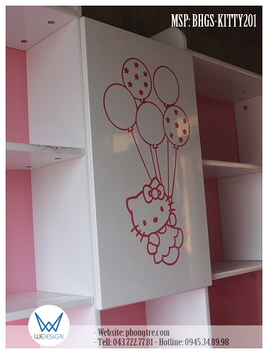 Chi tiết trang trí Hello Kitty cầm bóng bay trên cánh tủ của kệ sách