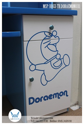 Chi tiết trang trí Mèo Doraemon nhảy lên vui sướng trên tủ đồ dưới mặt bàn