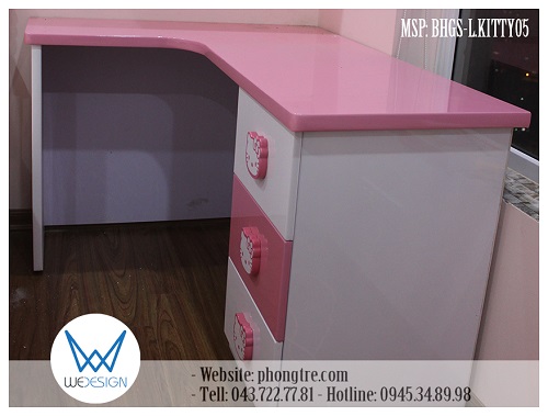 Bàn học góc chữ L 98cm x 120cm có mặt bàn màu hồng và tủ đồ 3 ngăn kéo tay nắm Hello Kitty