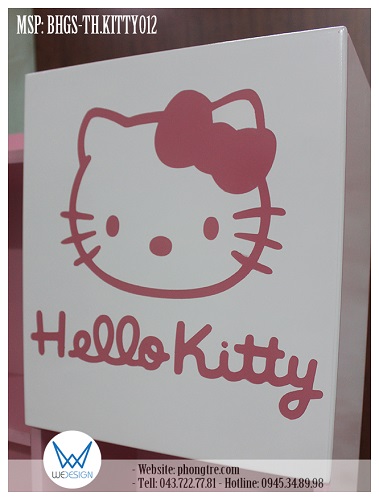 Cánh tủ đồ của kệ sách được trang trí Hello Kitty đeo nơ hồng và dòng chữ Hello Kitty
