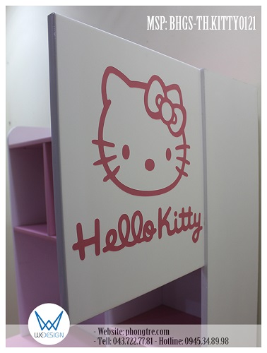 Trên mặt cánh tủ của kệ sách trang trí hình ảnh Hello Kitty đeo nơ và dòng chữ Hello Kitty font Handy Writing