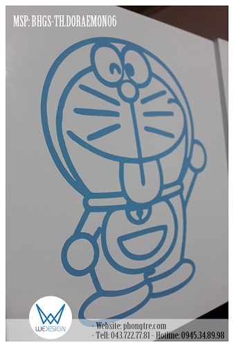 Chi tiết trang trí Doraemon nháy mắt và lè lưỡi tinh nghịch sơn trên cánh tủ của giá sách