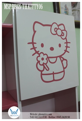 Cánh tủ trên giá sách trang trí Hello Kitty mặc quần yếm cầm hoa xinh