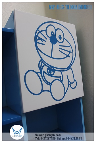 Chi tiết Mèo Doraemon ngồi thư giãn cười tươi trên cánh tủ giá sách