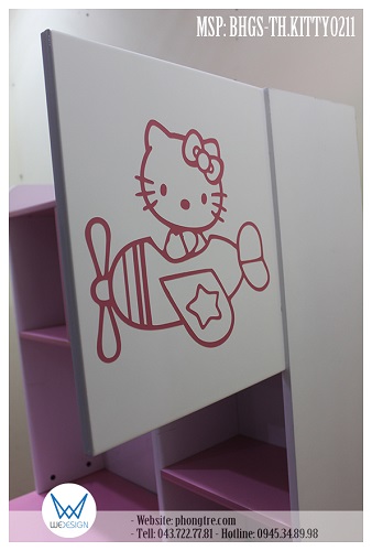 Chi tiết trang trí Hello Kitty lái máy bay trên cánh tủ của kệ sách