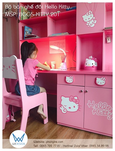 Góc học tập Hello Kitty của bé Ori là ở bên trái 