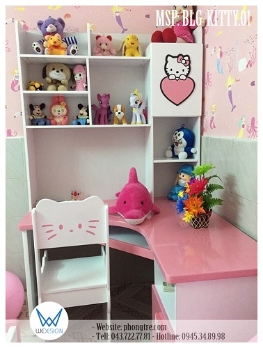 Bàn học của bé được trang trí hình Hello ôm trái tim và ghế trang trí Hello Kitty cầm hoa xinh