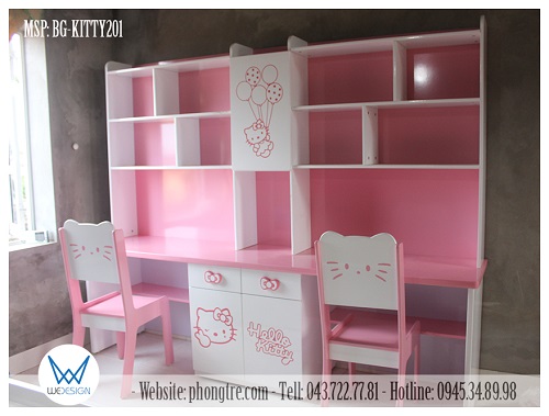 Bộ bàn ghế Hello Kitty của 2 bé gái Hương và Su