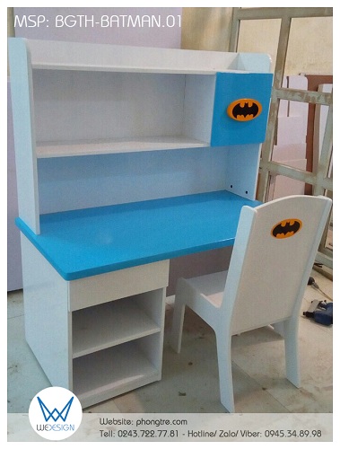 Bộ bàn ghế tiểu học trang trí logo Người dơi Bat Man BGTH-BATMAN.01 phối màu trắng và xanh da trời