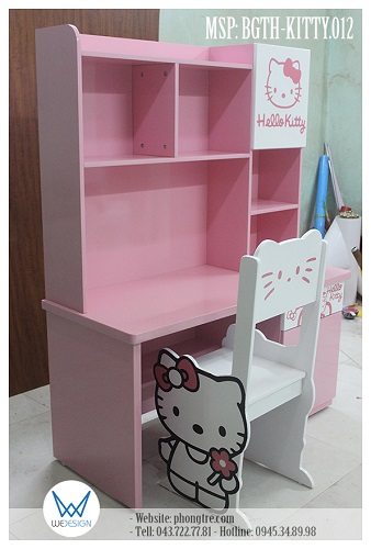 Bộ bàn ghế tiểu học có giá sách Hello Kitty và nơ xinh BGTH-KITTY.012 mang đến cho bé gái đa công năng tiện ích của góc học tập