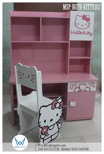 Bộ bàn ghế tiểu học Hello Kitty MSP: BGTH-KITTY.012 là sự kết hợp của mẫu bàn học tiểu học liền giá sách Hello Kitty và nơ xinh BHGS-TH.KITTY012 và ghế Hello Kitty đeo nơ tay cầm hoa xinh GHE-KITTY.01