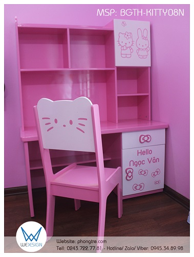 Bộ bàn ghế tiểu học có giá sách Hello Kitty của bé Ngọc Vân có kích thước dành cho bé sử dụng trong 5 năm cấp 1