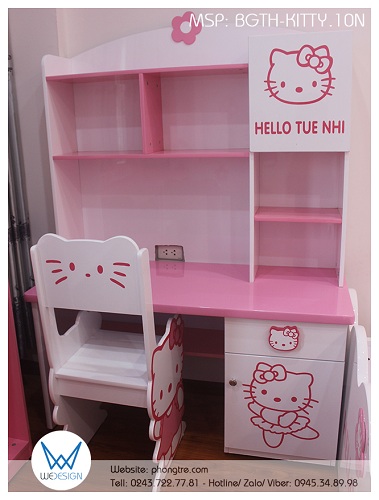 Bộ bàn ghế tiểu học Hello Kitty BGTH-KITTY.10N trang trí dòng chữ Hello Tue Nhi trên cánh tủ trên giá sách của bàn học