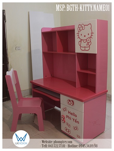 Bộ bàn ghế tiểu học Hello Kitty của bé Phi Yến là sự kết hợp của bàn học Hello Kitty có kiểu dáng bàn học tiểu học liền giá sách và ghế Hello Kitty có tựa lưng nghiêng