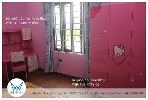 View bàn ghế tiểu học và tủ quần áo Hello Kitty trong phòng của bé gái nhà chị Huê
