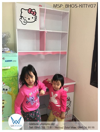 Góc học tập Hello Kitty của bé chị thật dễ thương với sắc màu trắng hồng