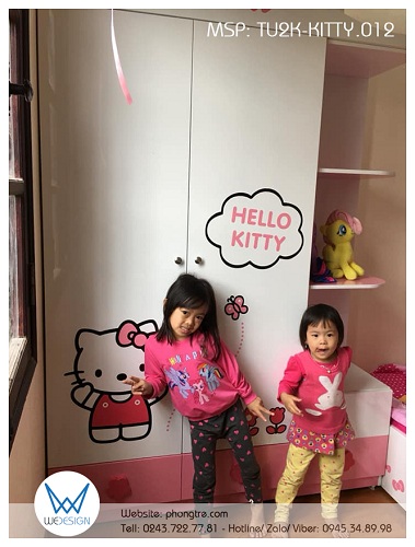 2 bé gái nhà chị Hoàng Hường tạo dáng bên tủ quần áo Hello Kitty dạo chơi vườn hoa của mình