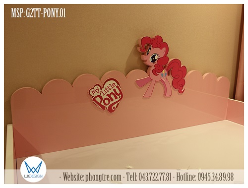 Phần thành giường nhô cao tạo dáng tựa lưng sofa được tạo hình Pinkie Pie Cotton Candy đang nhảy nhót vui vẻ bên hàng rào hồng dễ thương