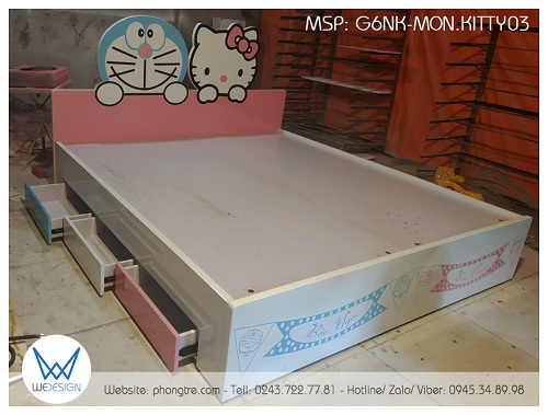Giường ngủ Doraemon và Hello Kitty phối màu hồng của Hello Kitty và màu xanh của Doraemon trên màu nền là màu trắng
