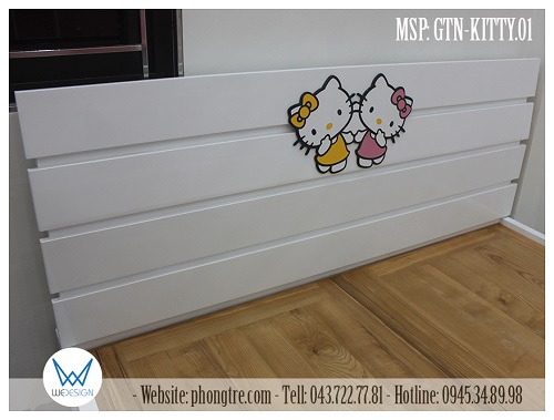 Giường gỗ tự nhiên Hello Kitty GTN-KITTY.01 trang trí Hello Kitty và Mimi nắm tay nhau bắt nổi trên đầu giường