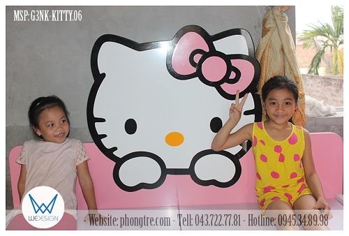 Hình ảnh bé Hương và Su dễ thương bên giường ngủ Hello Kitty 1m6x2m của mình