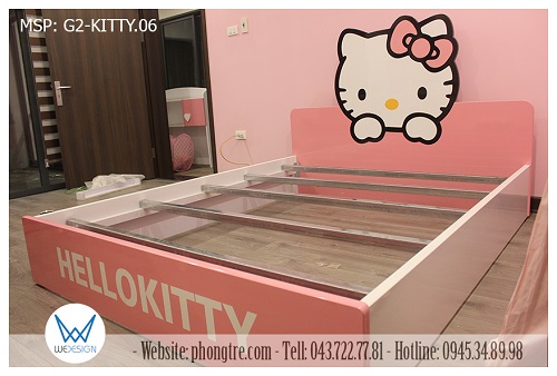 Giường ngủ Hello Kitty MSP: G2-KITTY.06 trang trí Hello Kitty giơ tay và dòng chữ Hello Kitty