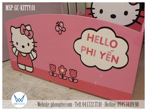 Đuôi giường Hello Kitty trang trí tạo hình Hello Kitty đang dạo chơi bên vườn hoa và đám mây có tên bé yêu
