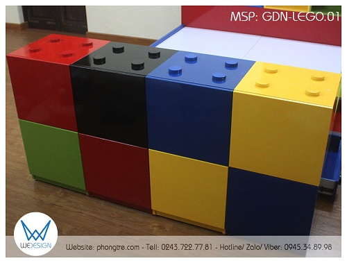 Đuôi giường được làm mô phỏng các mảnh ghép Lego hình vuông có 4 khớp nối tròn màu đỏ, đen, xanh dương, vàng, xanh lá xếp lại với nhau