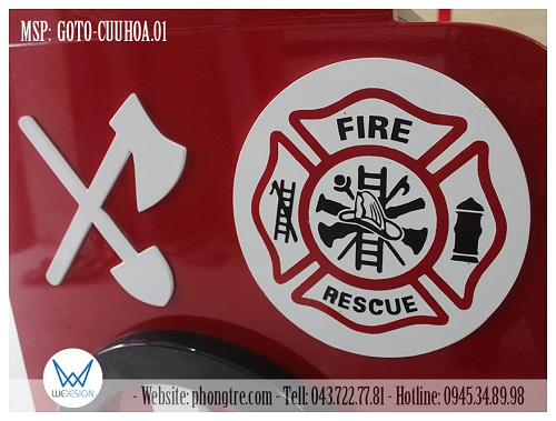 Chi tiết logo Fire Rescuse và dụng cụ cứu hộ được làm bằng gỗ 5 ly và sơn tạo hình rồi gắn nổi trên phần cánh cửa ô tô cứu hỏa