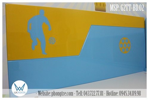 Đầu giường tầng trên trang trí cầu thủ dắt bóng và quả bóng tròn màu vàng và xanh da trời