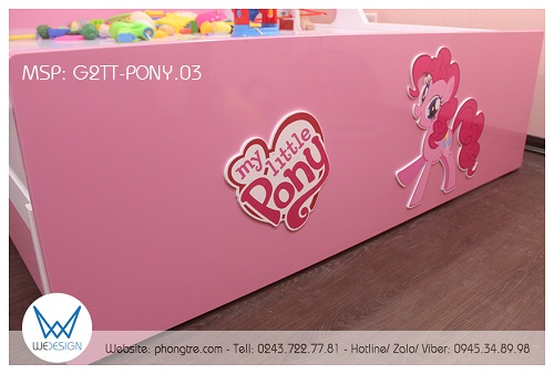 Trang trí Pinkie Pie và Logo My Little Pony ở đầu thấp của giường