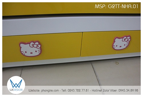 Hai ngăn kéo màu vàng của giường tầng dưới được trang trí Hello Kitty đeo nơ hồng dễ thương