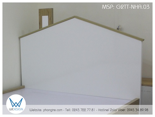 Đầu cao giường của giường tầng thấp ngôi nhà G2TT-NHA.03 tạo hình ngôi nhà màu trắng có mái gỗ sồi, trên nóc nhà là ống khói