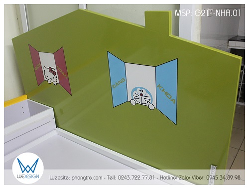 Wedesign tạo hình ngôi nhà màu xanh lá có ống khói và 2 ô cửa sổ trang trí tên bé có Hello Kitty và Doraemon