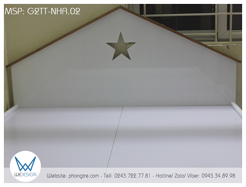 Đầu giường được tạo hình ngôi nhà màu trắng, mái vân gỗ verneer sồi, chính giữa là ngôi sao 5 cánh