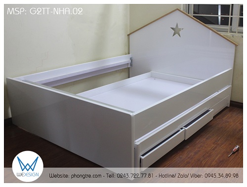Giường tầng trên có kết cấu khung giường ngủ dát phản bình thường, thành giường liên kết với 2 đầu giường bằng ke giường