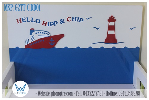 Trang trí đầu giường quang cảnh đại dương xanh có du thuyền đang hướng về phía ngọn hải đăng và dòng chữ Hello Hipp & Chip