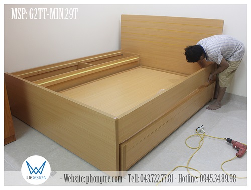 Giường tầng dưới kích thước 1m2x1m9 trong lòng giường, sử dụng dát phản, di chuyển bằng bánh xe