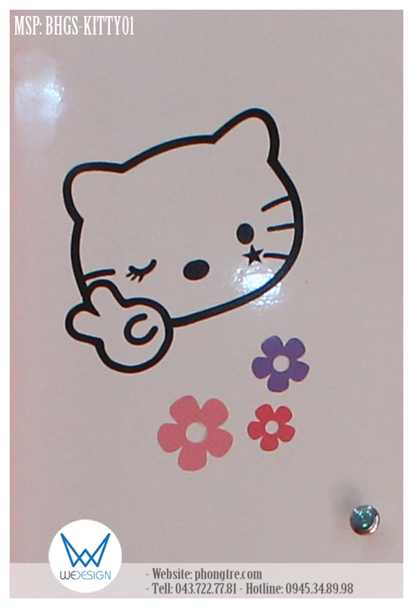 Chi tiết trang trí Mèo Hello Kitty đang giơ tay chào trên cánh tủ trên giá sách 