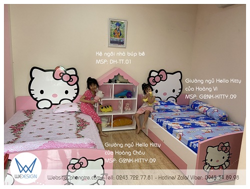 2 giường ngủ Hello Kitty 1m2 ở 2 bên và kệ ngôi nhà búp bê ở giữa cho bé lối đi giữa 2 giường rộng và cũng rất yêu và cũng là vị trí sàn 2 bé cùng chơi