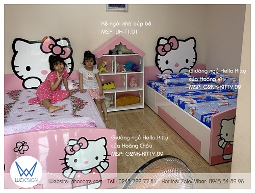 Hai chị em Hoàng Châu và Hoàng Vi trông thật yêu khi chụp ảnh với góc ngủ Hello Kitty dễ thương của 2 bé