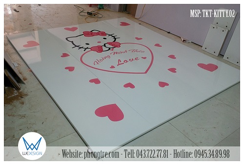 Mặt cánh tủ áo phía dưới trang trí Hello Kitty công chúa ôm trái tim có tên bé Minh Thảo được sơn hoàn thiện