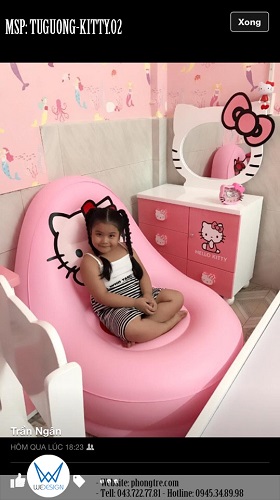 Tủ gương Hello Kitty của bé Bảo Yến được đặt ở diện tường đối diện với góc học tập