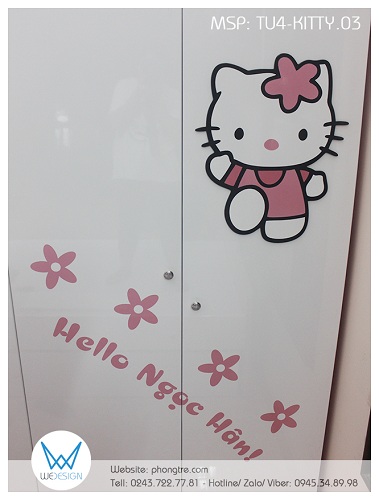 Hai cánh tủ bên phải trang trí Hello Kitty đang bước đi và giơ tay chào tươi vui cùng hoa xinh và tên bé gái