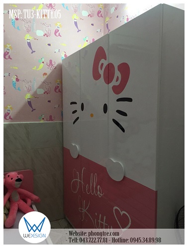 Tủ áo Hello Kitty của bé Bảo Yến được đặt ở diện tường bên phải cửa ra vào phòng cạnh giường ngủ của bé